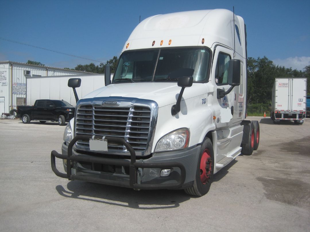 2013 FREIGHTLINER Cascadia - Image 2
